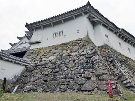 姫路城 への渡櫓の隅落し付近の放水口