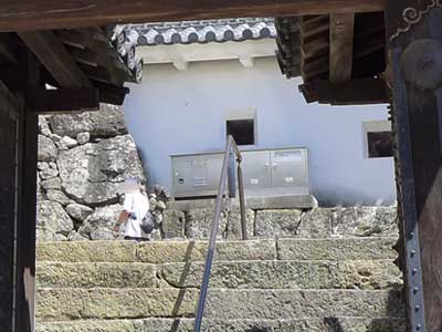 姫路城との一門東方土塀付近放水口 との二門南側より