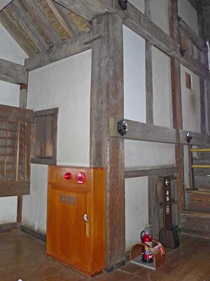 姫路城大天守 屋内消火栓、消火器