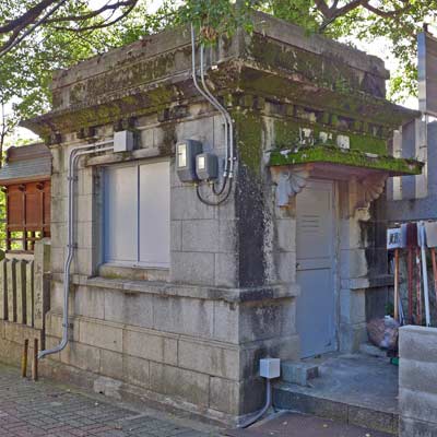 男山配水池ふもとの建物