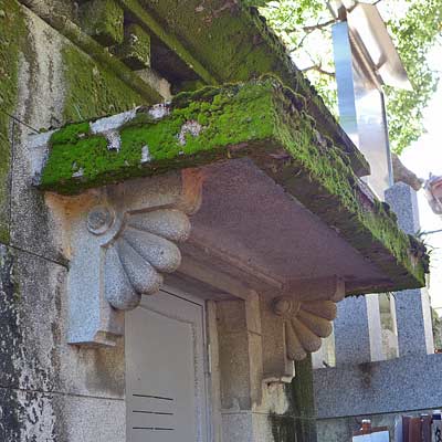 男山配水池ふもとの建物