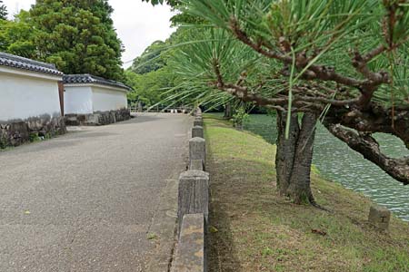 工マーク境界杭遠景