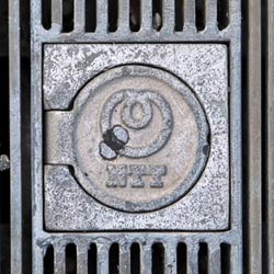 NTT蓋グレーチングふうマーク部分