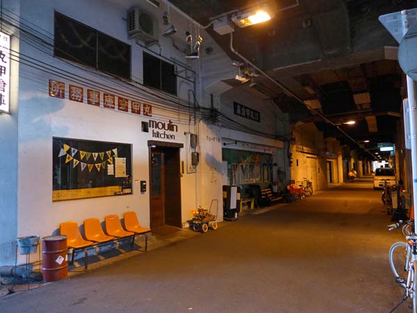 中津高架下、丸甲倉庫事務所付近