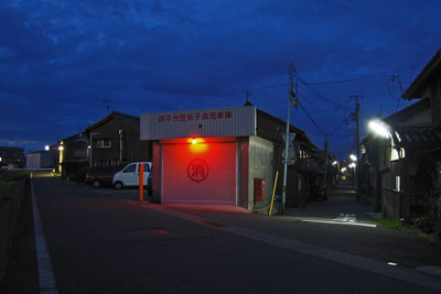岐路の消防ポンプ車庫