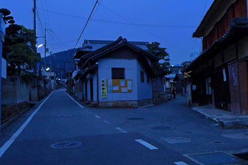 西脇市、横尾氏の元祖Ｙ字路、夕暮れ