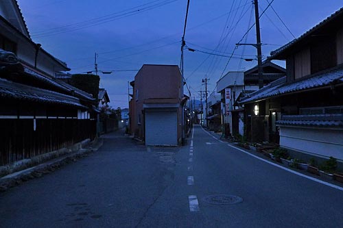 西脇市東本町の岐路、夕暮れ