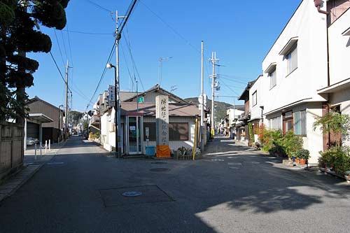 西脇市、耕地整理記念標のある岐路、昼