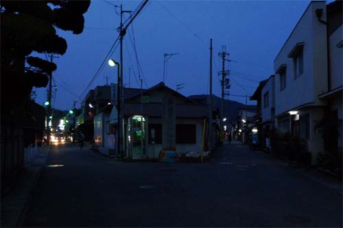 西脇市、耕地整理記念標のある岐路、夕暮れ