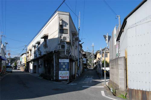 西脇市、八○亭看板のある岐路、昼