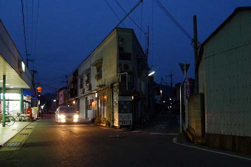 西脇市、八○亭看板のある岐路、夕暮れ