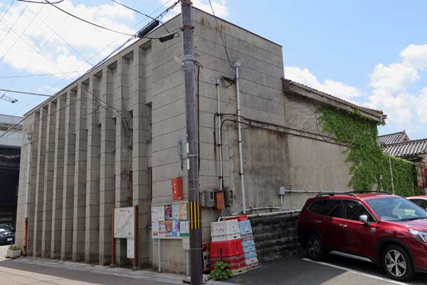 旧神戸銀行野里支店2022、裏側より
