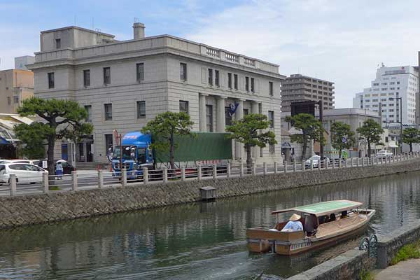 堀川を行く観光船と旧日本銀行松江支店