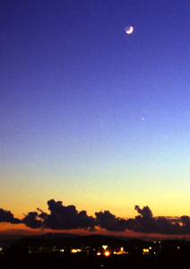 2001年11月18日 夕焼け空に浮かぶ三日月と金星