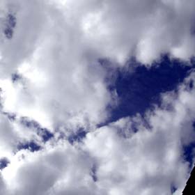 2002年6月25日 雲の隙間からのぞく青空