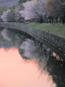 2003年4月6日 姫路城のお堀に映る夕焼け