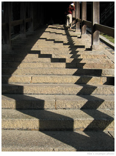 東大寺二月堂、階段の影
