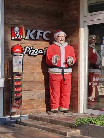 カーネル・サンダース、クリスマスのコスプレ