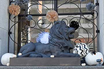 結婚式場にいるライオンのハロウィンコスプレ